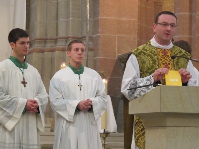 Die Oberministranten Tobias Drößler und Martin Hohmann mit Kaplan Jürgen Kämpf